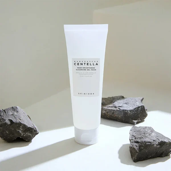 Гель-пенка с мягким осветляющим действием SKIN1004 — Tone Brightening Cleansing Gel Foam — изображение 2